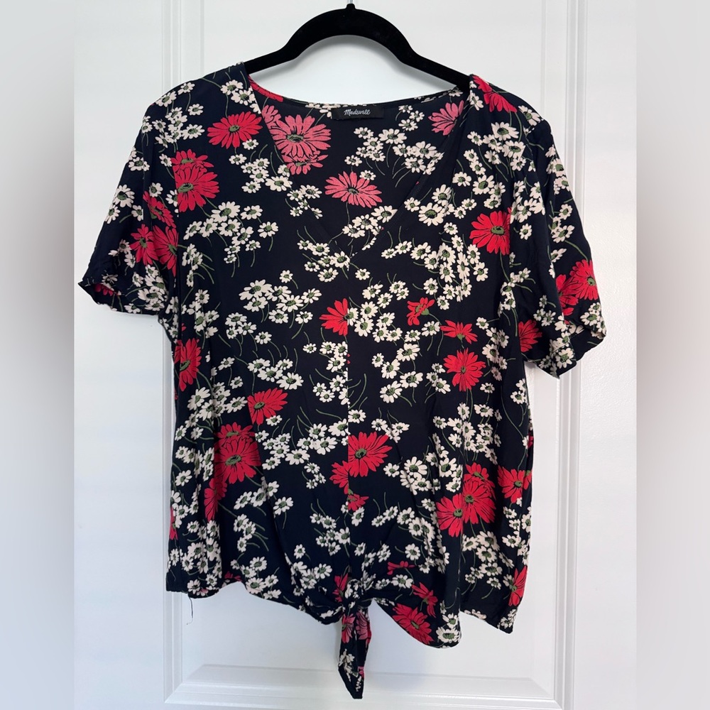 Madewell novel tie front top in hillside daisies.